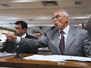 O senador Eduardo Suplicy (PT-SP), durante audiência na Comissão de Direitos Humanos sobre o Pinheirinho (Foto: Geraldo Magela/Agência Senado)