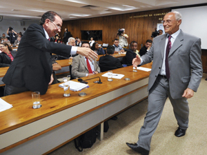 Após bate-boca, Eduardo Suplicy (PT-SP) e Aloysio Nunes (PSDB-SP) se cumprimentam em audiência na Comissão de Direitos Humanos sobre o Pinheirinho (Foto: Geraldo Magela/Agência Senado)