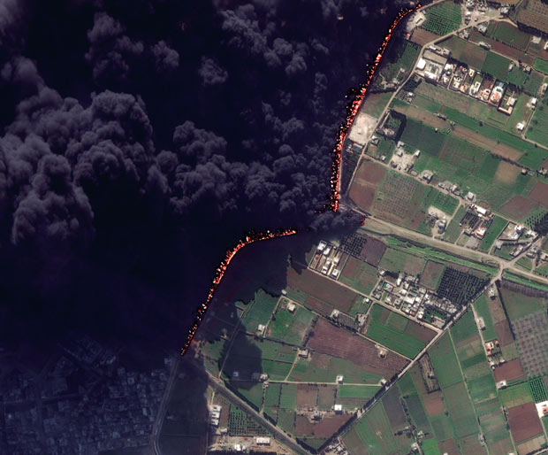 Imagem de satélite tomada em 15 de fevereiro e divulgada nesta quinta-feira (23) mostra oleoduto em chamas após bombardeio de forças do regime em Homs, na Síria  (Foto: AP)