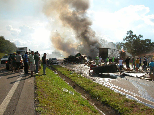 Grave acidente faz carreta pegar fogo na Fernão Dias. (Foto: Sidney Pimenta)