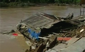 Barcos com ajuda viram no Rio Acre (Reprodução/TV Globo)