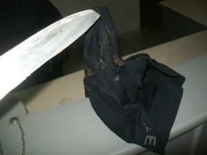 Cueca foi usada pelo suspeito como espécie de capuz. (Foto: MT Notícias)