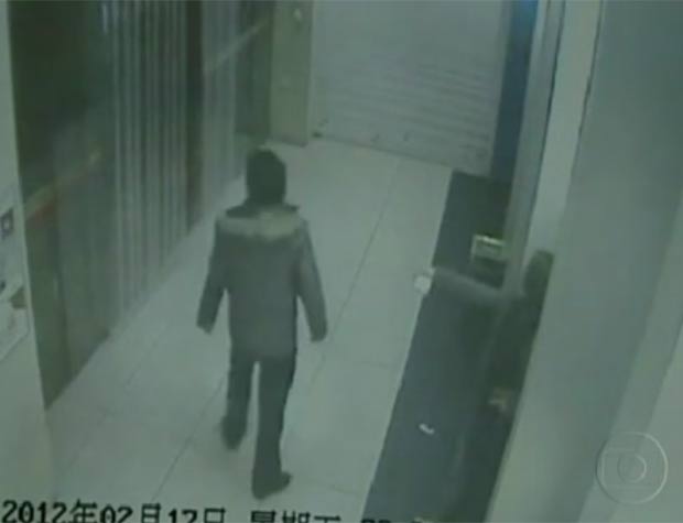 Zhang, de 57 anos, argumentou com assaltante, que acabou preso. (Foto: Reprodução/TV Globo)