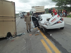 Acidente envolvendo 4 carros e uma carreta deixa mortos na BR-230 na PB (Foto: Rafael Melo/TV Paraíba)