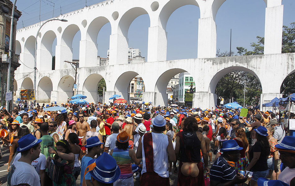 Bloco Quizomba levou foliões à Lapa, no Rio, neste sábado (25)