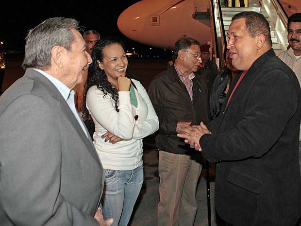 Raúl Castro recebe Hugo Chávez em Cuba. (Foto: Miraflores Press Office / Marcelo Garcia / AP Photo)