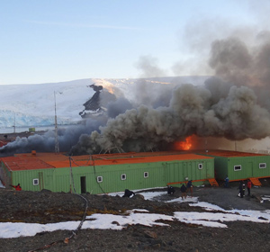 Incêndio em base na Antártida (Foto: Armada de Chile/Reuters)