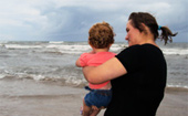 Mãe e filha curtem o mar pela 1º vez no RS (Vanessa Felippe/RBS TV)