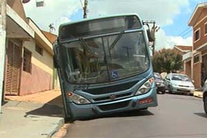 Ônibus cai em buraco e fica preso em Ribeirão, SP (Foto: EPTV)