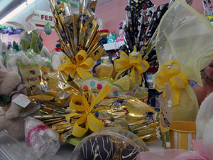 Artigos de decoração e chocolate se multiplicam nas lojas. (Foto: Katherine Coutinho / G1)
