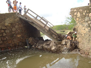 Ponte parte em estrada entre Riachão do Jacuípe e Ichu, na Bahia (Foto: Sílvia Guimarães/ Site Interior da Bahia)