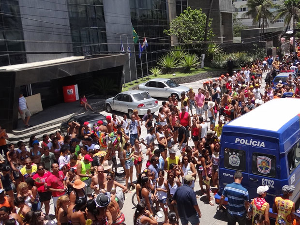 Multidão segue o Camburão da Alegria na orla de Boa Viagem, Zona Sul do Recife (Foto: Katherine Coutinho/G1 PE)