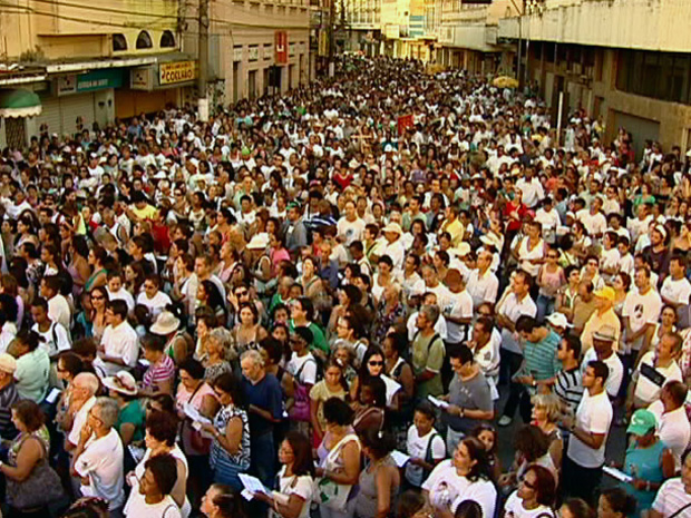 Milhares de fiéis participam da Via Sacra no lançamento da Campanha da Fraternidade (Foto: Reprodução/TV Gazeta)