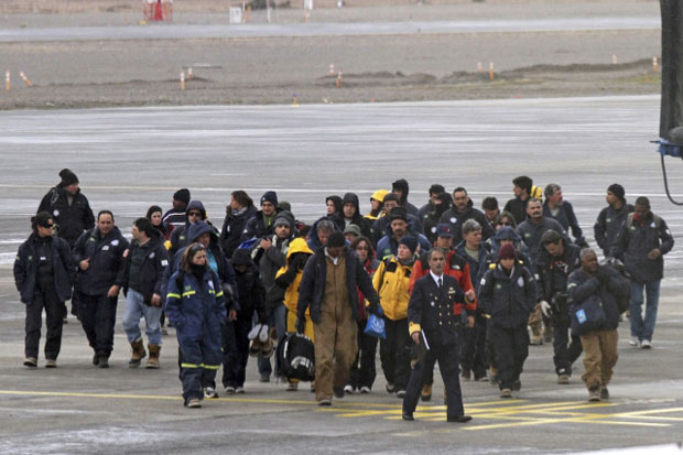 Pesquisadores brasileiros chegam ao aeroporto de Punta Arenas, no Chile, após o incêndio na Estação Antártica Comandante Ferraz (Foto: Reuters/Stringer)