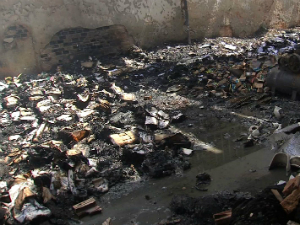 O fogo destruiu livros, mochilas e parte do teto da secretaria ficou comprometido. (Foto: TV Verdes Mares/Reprodução)