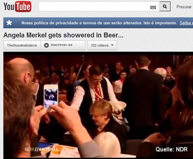 Chanceler da Alemanha leva banho de cerveja em encontro partidário (Foto: Reprodução de vídeo)