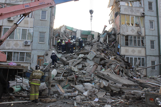 Oficiais de emergência vasculham destroços do desmoronamento em Astracã, na Rússia (Foto: AP/Assessoria do Ministério de Situações de Emergência em Astracã)