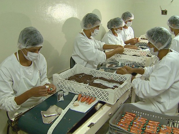Produção de chocolates (Foto: Reprodução/TVAM)