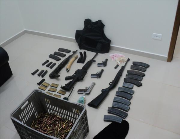 Armamento pesado, dinheiro e um colete a prova de balas foram apreendidos. (Foto: Rádio Difusora Assis)