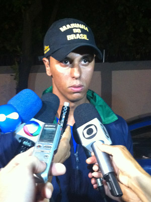 Tenente Paulo Tinoco desembarcou hoje no Rio (Foto: Christiano Ferreira / G1)