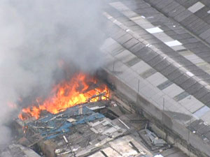Incêndio atinge favela (Foto: Reprodução/TV Globo)