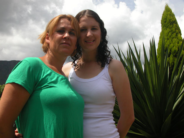 Após sete anos de tratamento contra um transtorno psiquiátrico, Marlene de Oliveira vai estudar na mesma universidade em que a filha Karina acaba de se graduar (Foto: Arquivo Pessoal)