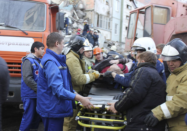 Mulher é socorrida após ser resgatada dos escombros (Foto: AP/Assessoria do Ministério de Situações de Emergência em Astracã)