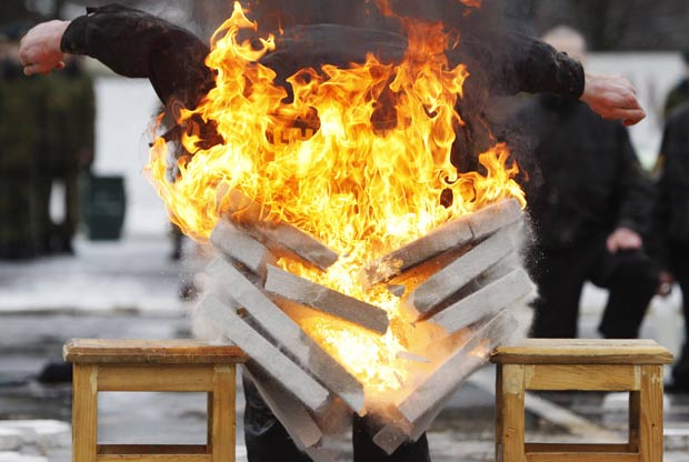 Agente exibiu suas habilidades ao quebrar blocos de concreto em chamas com a cabeça. (Foto: Vladimir Nikolsky/Reuters)