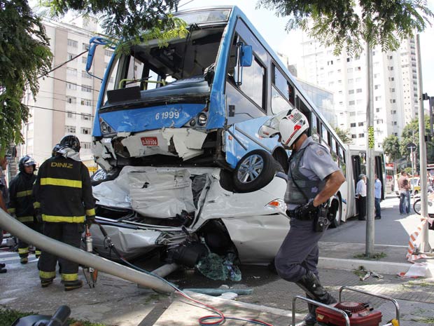 Ônibus fica em cima de carro em acidente na Zona Sul de SP (Foto: Diogo Moreira/Futura Press)