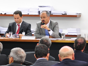 O relator da Lei Geral da Copa, deputado Vicente Cândido (à dir.), durante análise do texto na comissão especial da Câmara (Foto: Gustavo Lima/Ag. Câmara)