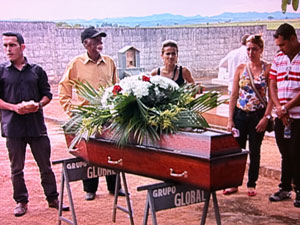 Poucas pessoas compareceram ao enterro. (Foto: Reprodução/ TV Globo)
