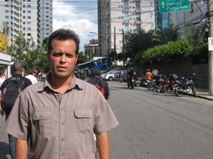Dono de estacionamento afirma que ônibus estava correndo (Foto: Marcelo Mora/G1)