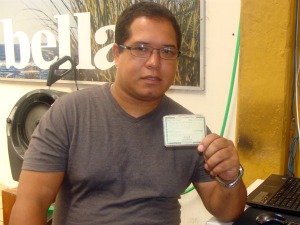 Ricardo Bonafé faz questão de mostrar identidade (Foto: Hélder Rafael/G1 MS)