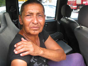 Passageira do ônibus: dor no ombro e no braço (Foto: Marcelo Mora/G1)