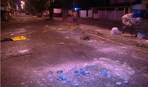 Rua de Jardim Tropical ficou com rastros de destruição após protesto. (Foto: Reprodução/TV Gazeta)