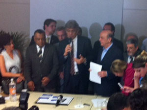Serra entrega carta na sede do PSDB em São Paulo (Foto: Roney Domingos/G1)