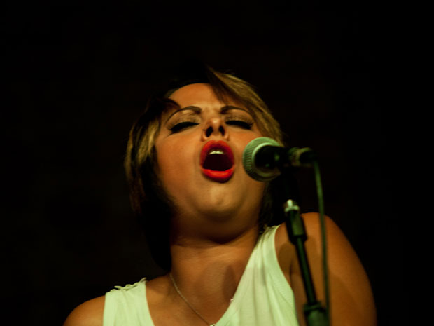 Shirley Oliveira durante apresentação no bar The Orleans, em São Paulo (Foto: Caio Kenji/G1)