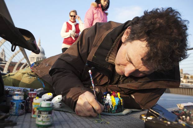 Artista transforma chicletes jogados no chão em obras de arte na Europa