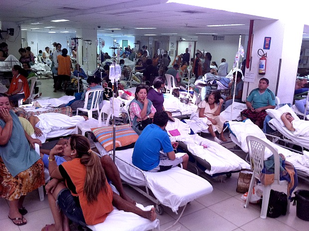 Lotação em sala improvisada para atendimento de pacientes em hospital de Fortaleza é chamada por pacientes e visitantes de "piscinão" (Foto: André Teixeira/G1)