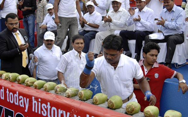 Indiano quebra mais de 80 cocos com o cotovelo e bate recorde