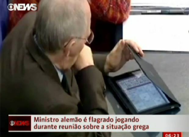 ministro de Finanças da Alemanha, Wolfgang Schaeuble, foi flagrado jogando Sudoku. (Foto: Reprodução/Globo News)