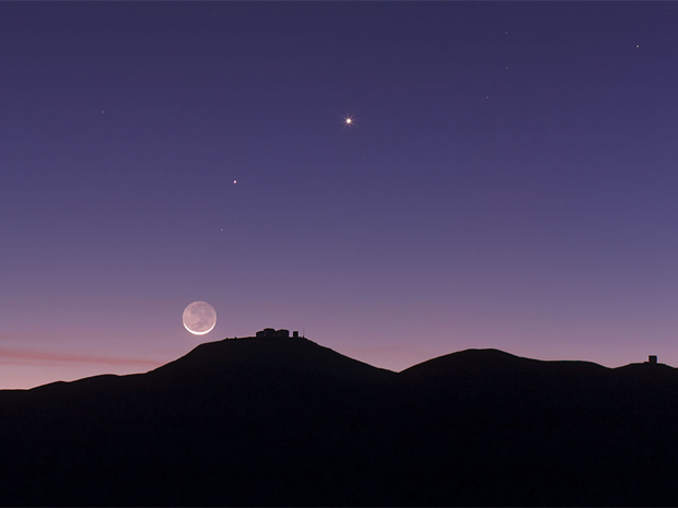Lua na região do telescópio VLT, no Chile, refletindo parte da luz que a Terra recebe do Sol. (Foto: ESO/B. Tafreshi/TWAN)