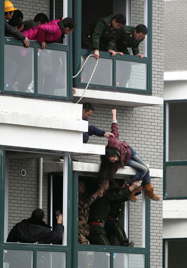 Ação coordenada da polícia evitou que mulher se jogasse do 33º andar na China (Foto: AFP)