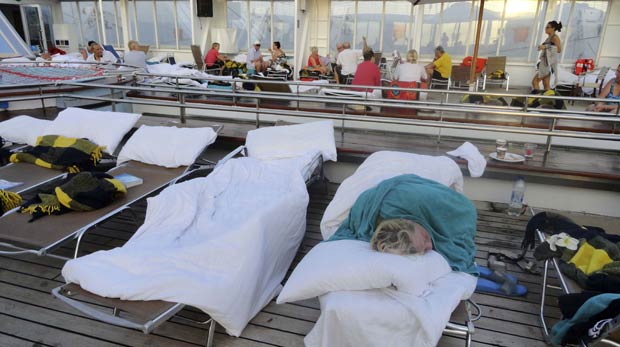 Passageiros dormem à bordo do Costa Allegra em 28 de fevereiro (Foto: AP)