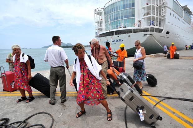 Passageiros desembarcam do Costa Allegra nesta quinta-feira (1º) em Seychelles (Foto: AFP)