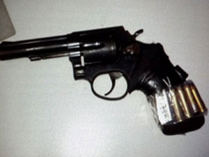 Uma das armas apreendidas com suspeitos (Foto: Katherine Coutinho/G1)