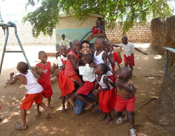 Artur Ribas com crianças atendidas no projeto social no Quênia (Foto: Arquivo Pessoal)