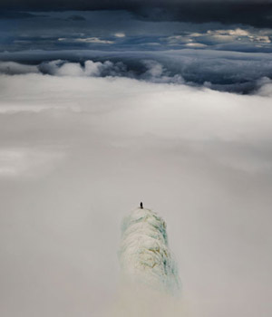 Alpinista 'pisa nas nuvens' sobre vulcão Snfell na Finlândia (Caters News)