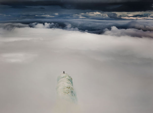 Remi McMurtry é visto no cume do vulcão na Finlândia (Foto: Will Copestake/Caters News)