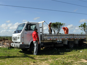 Entulhos são jogados de caminhão de construtora em terreno no bairro do Serrotão, em Campina Grande (PB) (Foto: Wedscley Melo/Divulgação)